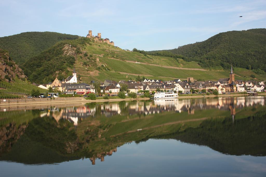 Gaestehaus Burgberg, Weinhaus Fries Hotel Kattenes Exterior foto