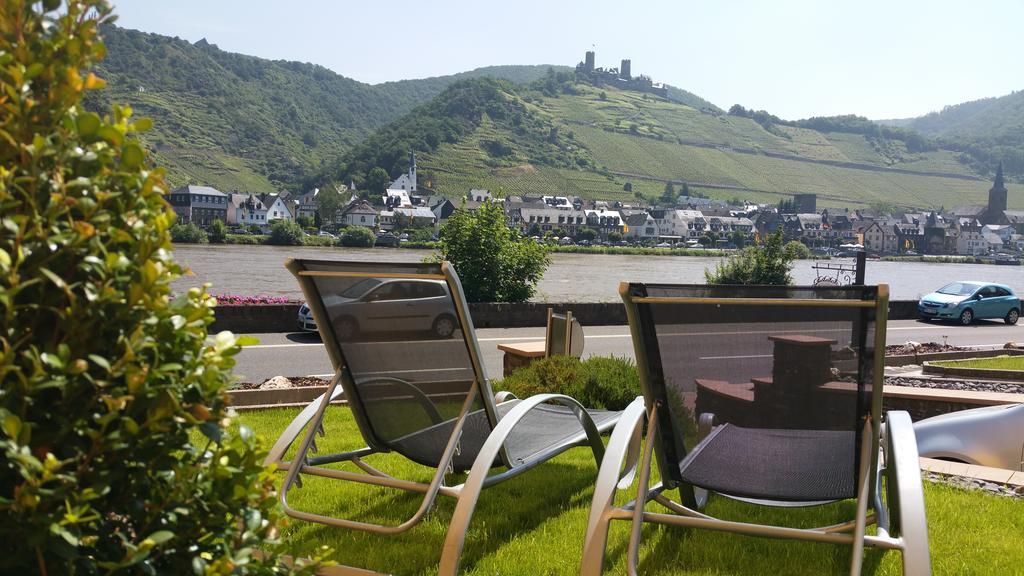 Gaestehaus Burgberg, Weinhaus Fries Hotel Kattenes Exterior foto