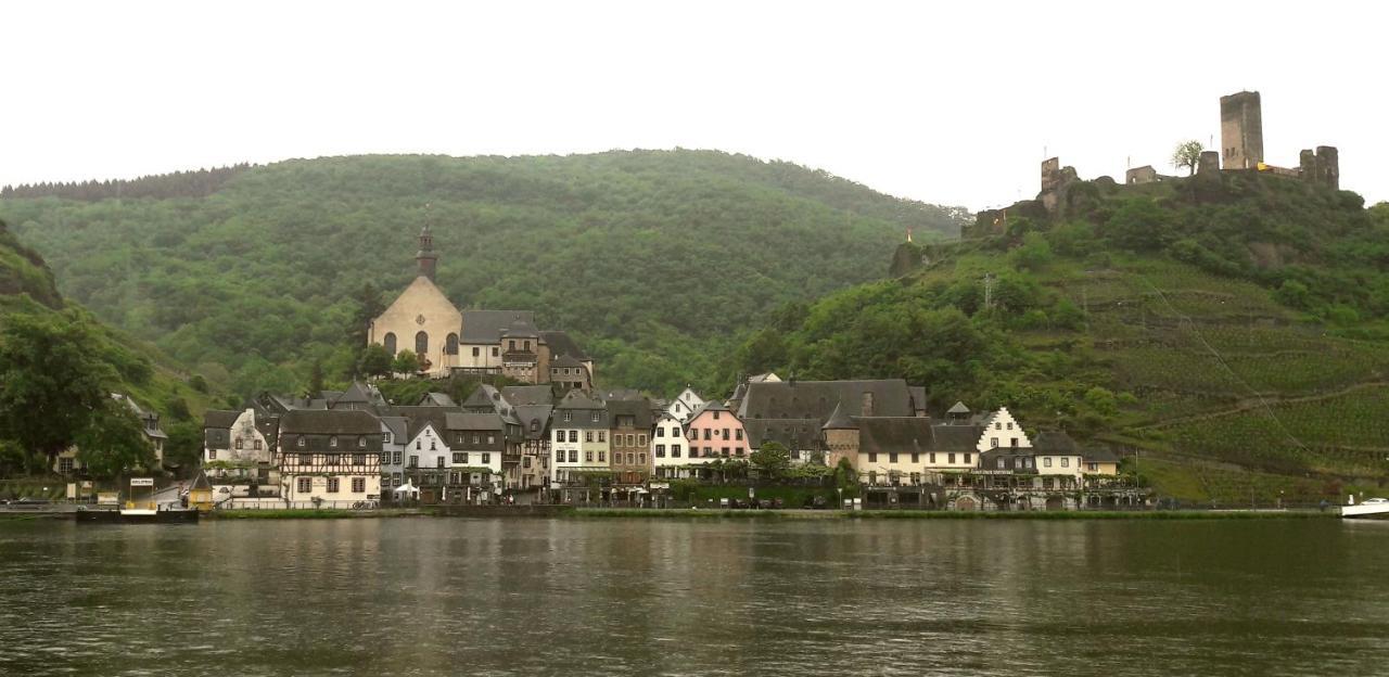 Gaestehaus Burgberg, Weinhaus Fries Hotel Kattenes Exterior foto